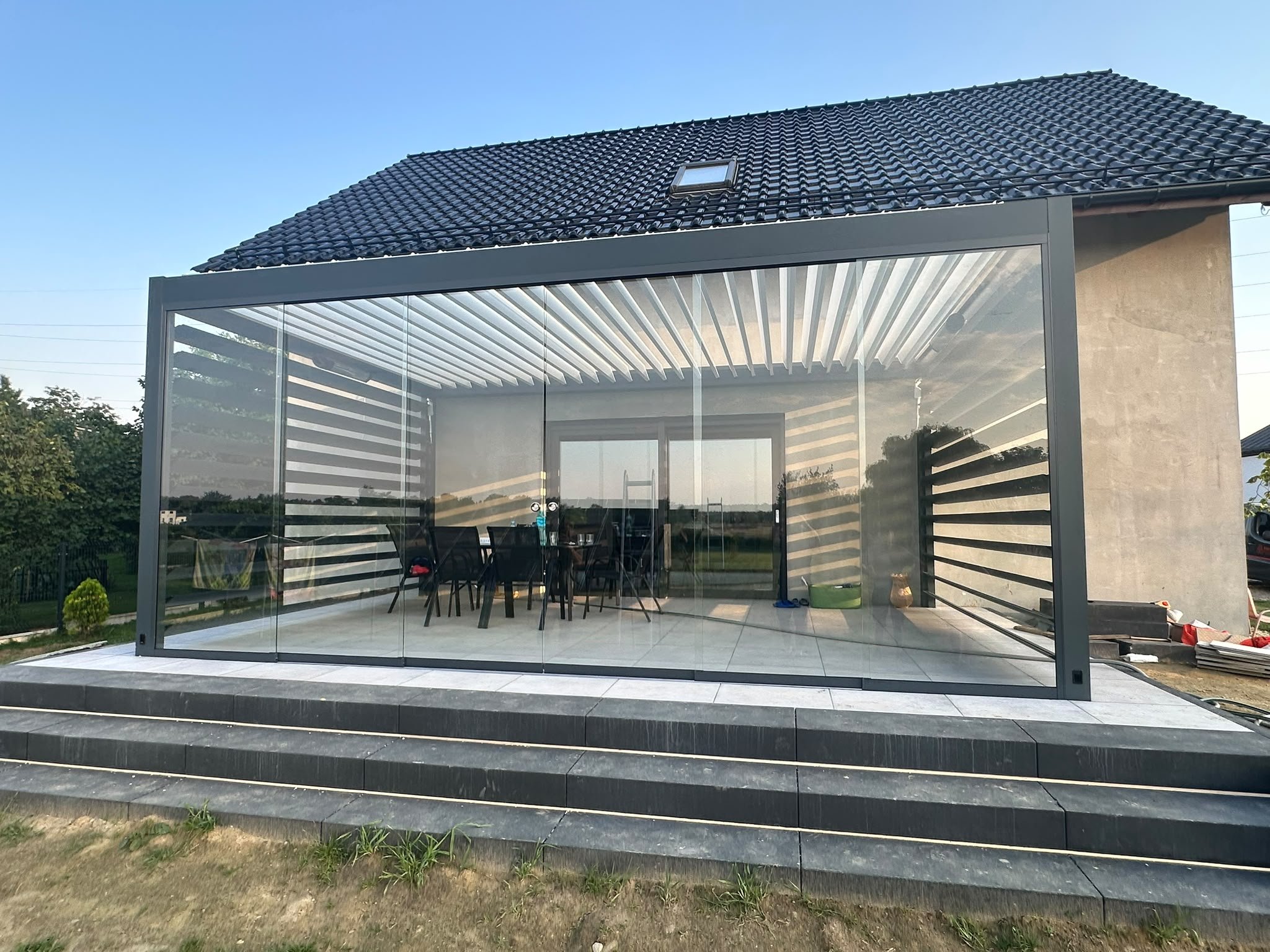 Pergola Aluprof SB 450 z osłonami Sunbreaker 210 i przeszkleniem tarasu