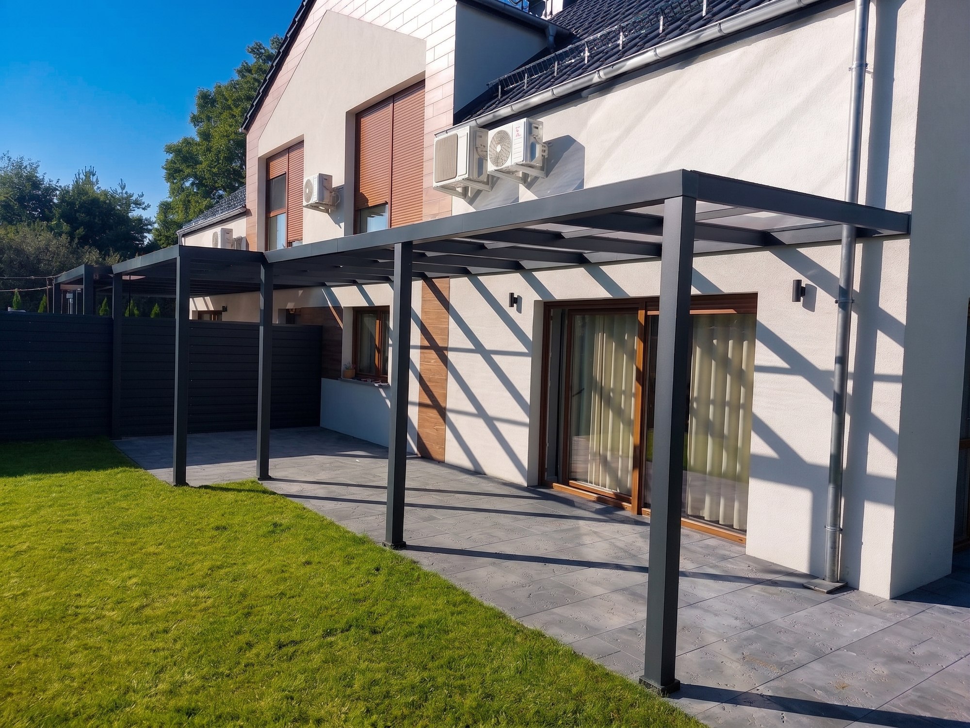Pergola Bordo przy domu jednorodzinnym, widok z ogrodu