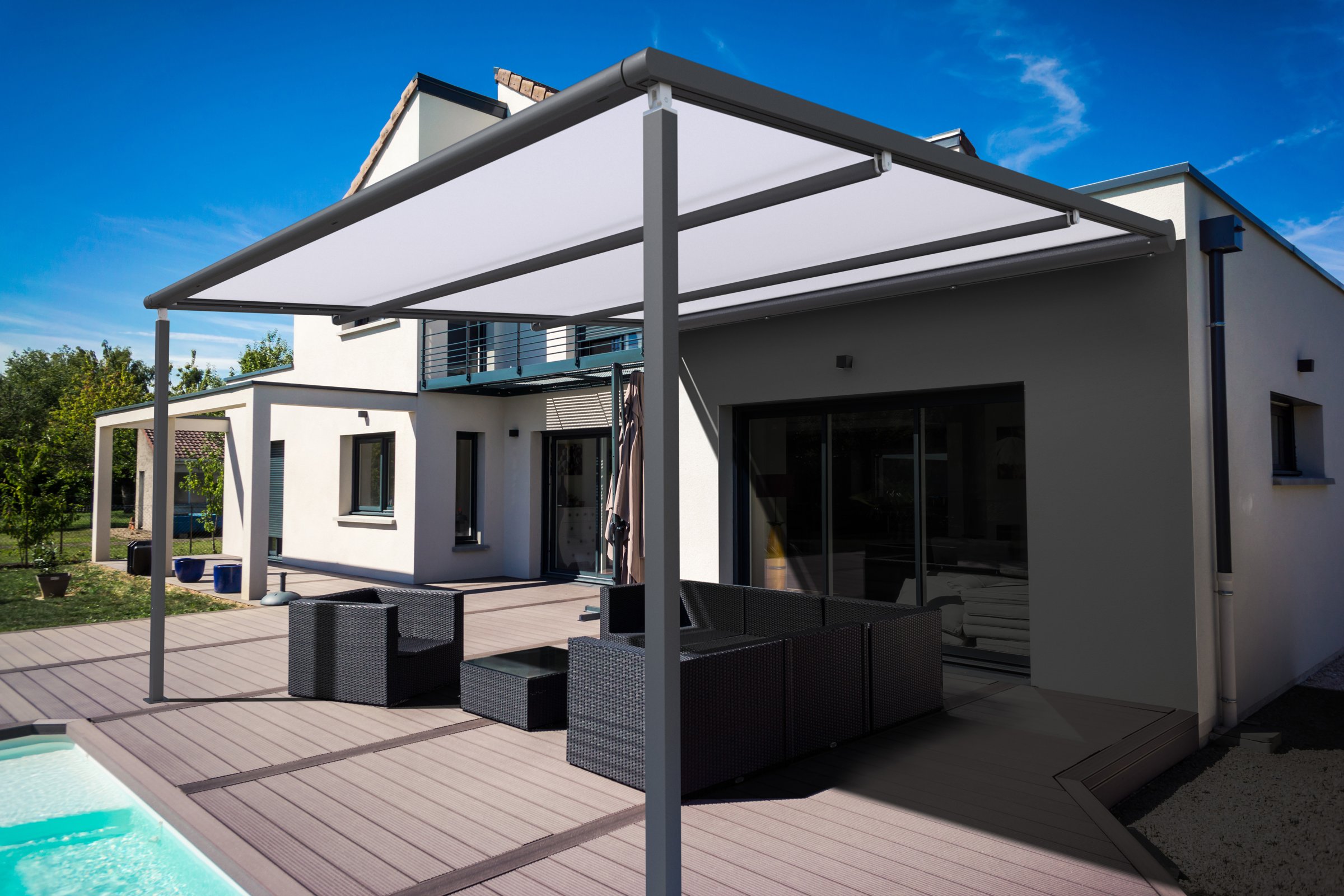 Pergola V ZIIIP z dachem z tkaniny przy domu jednorodzinnym