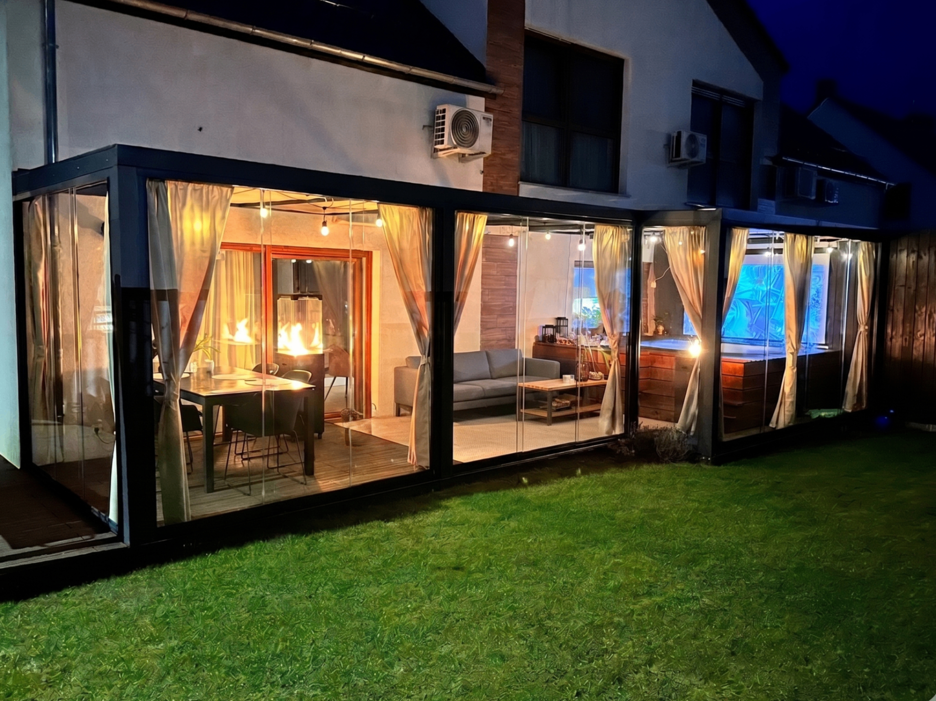 Pergola na nowoczesnym tarasie wieczorem